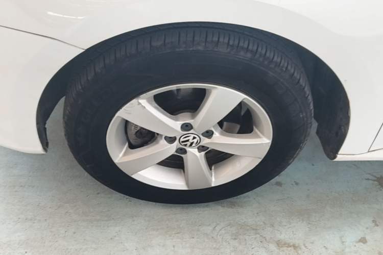 Used Volkswagen Lavida 2013 Revised Classic 1.6L Automatic Fashion Edition Left Front Wheel Hub