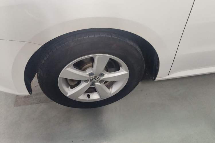 Used Volkswagen Lavida 2013 Revised Classic 1.6L Automatic Fashion Edition Left Front Wheel Hub