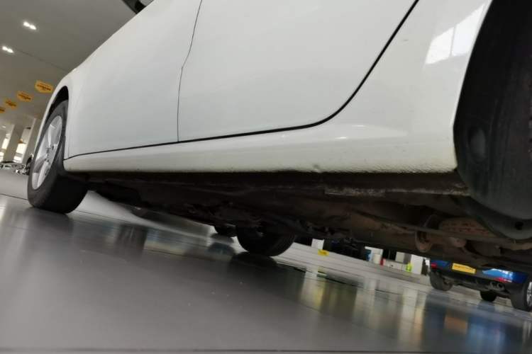 Used Volkswagen Lavida 2013 Revised Classic 1.6L Automatic Fashion Edition Left Side Sill