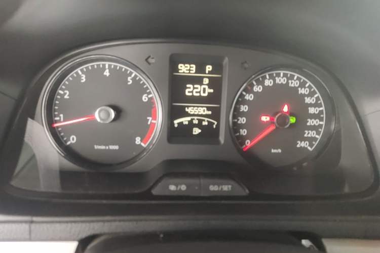 Used Volkswagen Lavida 2013 Revised Classic 1.6L Automatic Fashion Edition Odometer Close Up