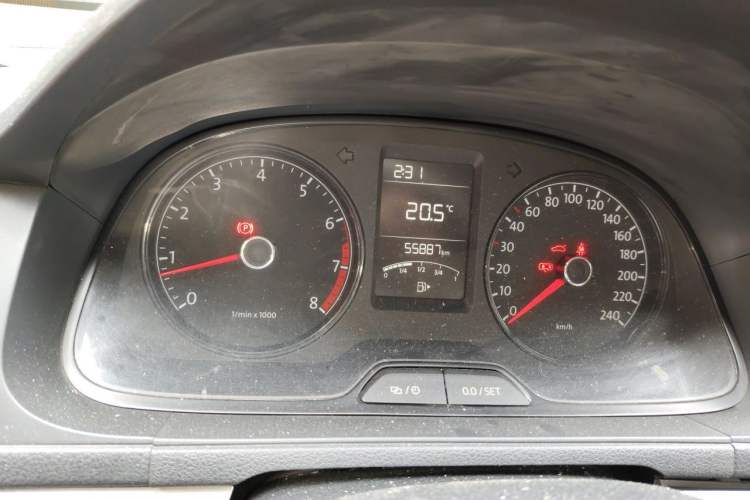 Used Volkswagen Lavida 2013 1.6L Manual Fashion Edition Odometer Close Up