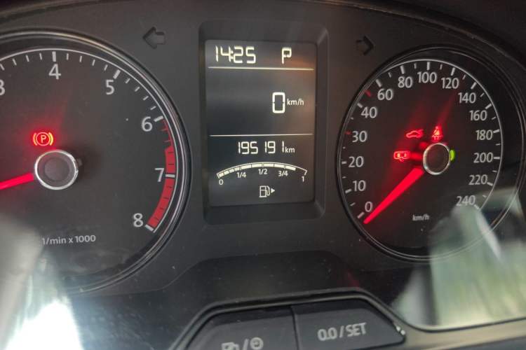 Used Volkswagen Lavida 2013 Revised Classic 1.6L Automatic Fashion Edition Odometer Close Up