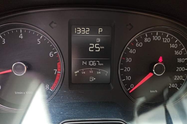 Used Volkswagen Lavida 2013 Revised Classic 1.6L Automatic Fashion Edition Odometer Close Up