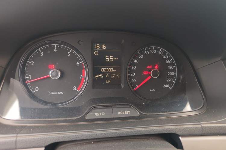 Used Volkswagen Lavida 2013 Revised Classic 1.6L Manual Fashion Edition Odometer Close Up