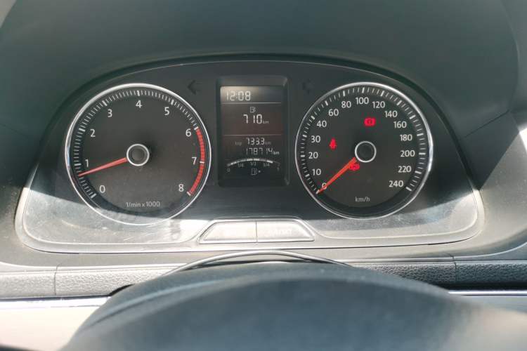 Used Volkswagen Lavida 2013 1.4 TSI Manual Luxury Edition Odometer Close Up