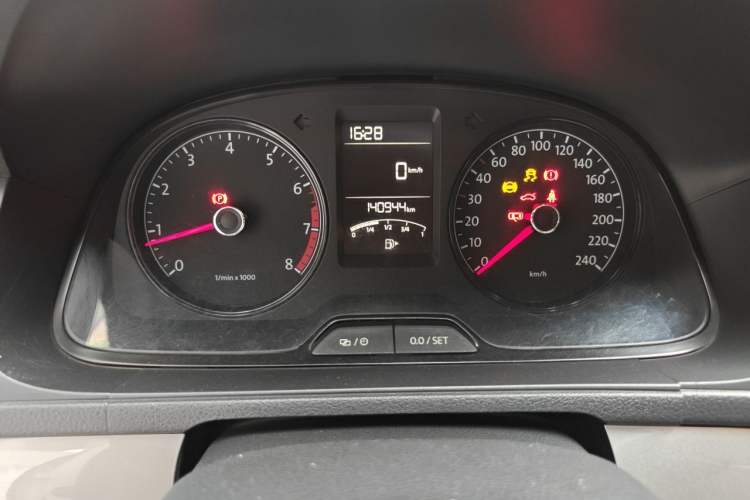 Used Volkswagen Lavida 2013 Revised Classic 1.6L Manual Fashion Edition Odometer Close Up