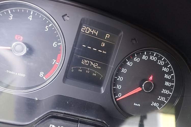 Used Volkswagen Lavida 2013 Revised Classic 1.6L Automatic Fashion Edition Odometer Close Up