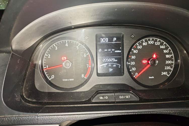 Used Volkswagen Lavida 2013 Revised Classic 1.6L Automatic Fashion Edition Odometer Close Up