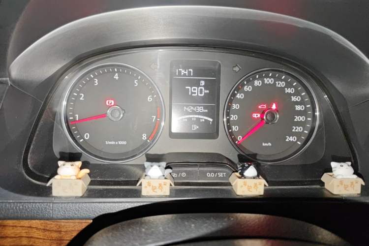 Used Volkswagen Lavida 2013 1.6L Manual Comfort Edition Odometer Close Up
