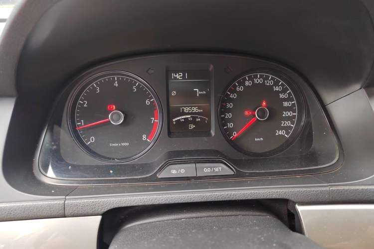 Used Volkswagen Lavida 2013 Revised Classic 1.6L Manual Fashion Edition Odometer Close Up