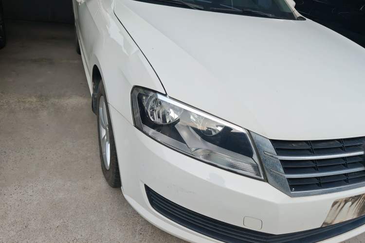 Used Volkswagen Lavida 2013 Revised Classic 1.6L Manual Fashion Edition Right Front Headlight