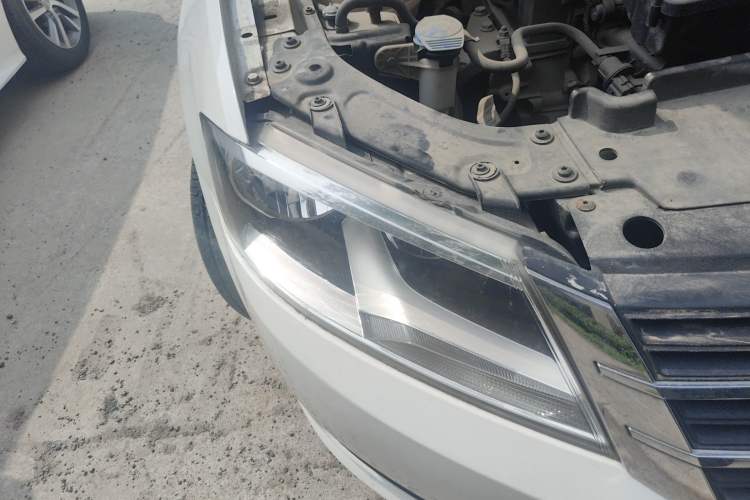Used Volkswagen Lavida 2013 1.6L Manual Fashion Edition Right Front Headlight