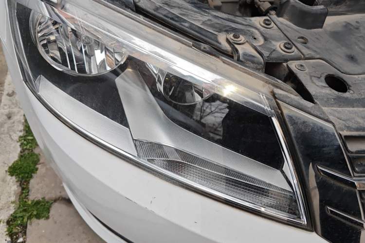 Used Volkswagen Lavida 2013 Revised Classic 1.6L Automatic Fashion Edition Right Front Headlight
