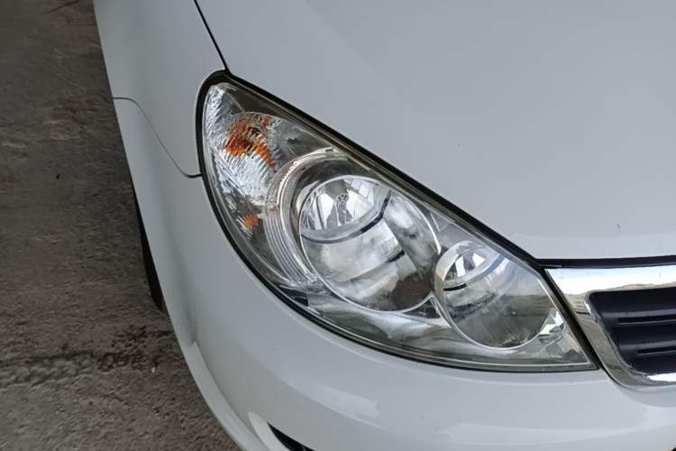 Used Volkswagen Lavida 2013 Classic 1.6L Automatic Fashion Edition Right Front Headlight
