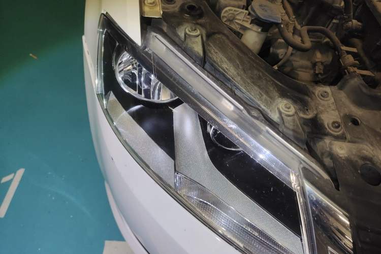 Used Volkswagen Lavida 2013 Revised Classic 1.6L Automatic Fashion Edition Right Front Headlight