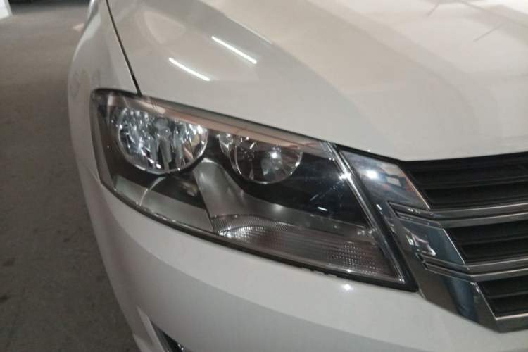 Used Volkswagen Lavida 2013 Revised Version 1.6L Automatic Luxury Edition Right Front Headlight