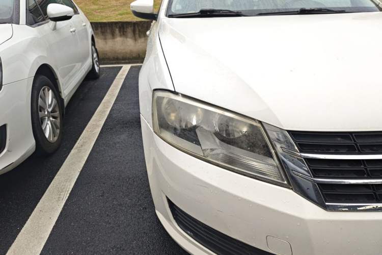 Used Volkswagen Lavida 2013 Revised Classic 1.6L Manual Fashion Edition Right Front Headlight