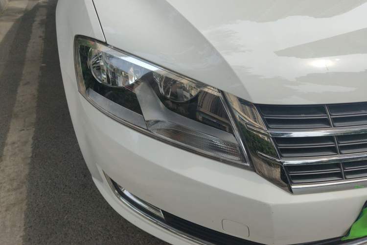 Used Volkswagen Lavida 2013 Restyled Classic 1.6L Manual Comfort Edition Right Front Headlight