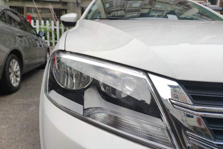 Used Volkswagen Lavida 2013 1.6L Automatic Luxury Edition Right Front Headlight