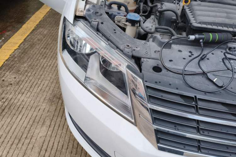 Used Volkswagen Lavida 2013 Revised Classic 1.6L Automatic Fashion Edition Right Front Headlight