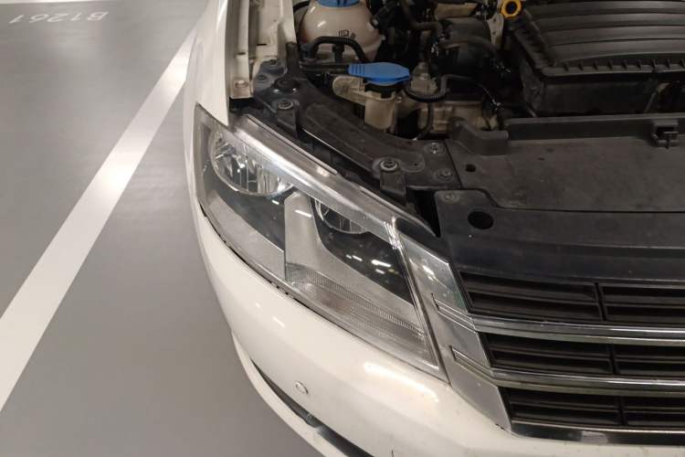 Used Volkswagen Lavida 2013 Revised Classic 1.6L Manual Fashion Edition Right Front Headlight