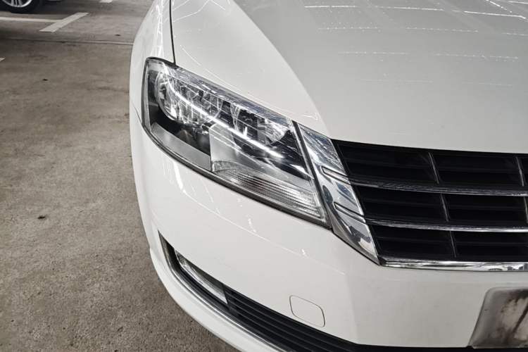 Used Volkswagen Lavida 2013 Restyled Classic 1.6L Automatic Comfort Edition Right Front Headlight