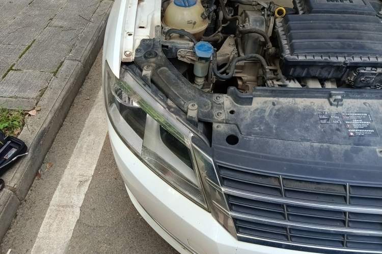 Used Volkswagen Lavida 2013 Restyled Classic 1.6L Manual Comfort Edition Right Front Headlight