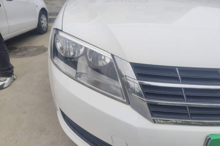 Used Volkswagen Lavida 2013 Revised Classic 1.6L Automatic Fashion Edition Right Front Headlight