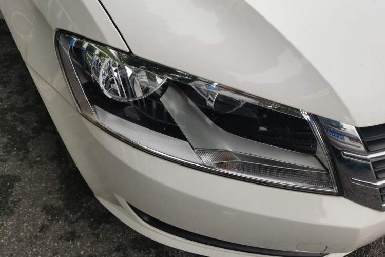 Used Volkswagen Lavida 2013 Revised Classic 1.6L Manual Fashion Edition Right Front Headlight