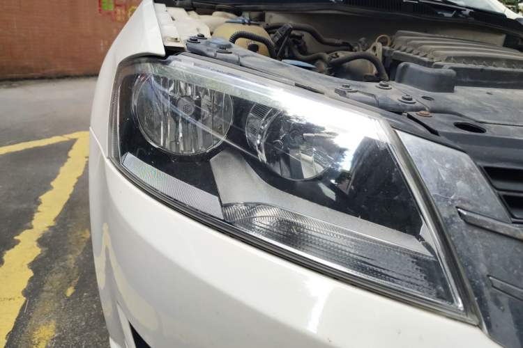 Used Volkswagen Lavida 2013 Revised Classic 1.6L Automatic Fashion Edition Right Front Headlight