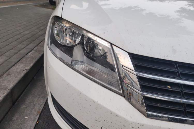 Used Volkswagen Lavida 2013 Revised Classic 1.6L Manual Fashion Edition Right Front Headlight
