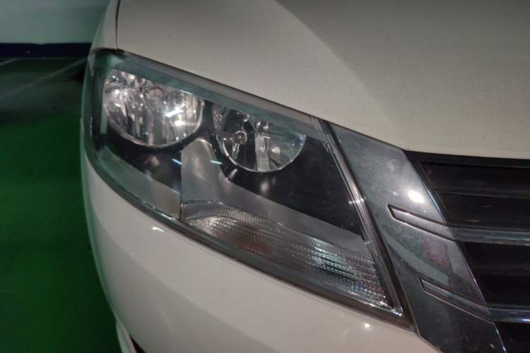 Used Volkswagen Lavida 2013 1.6L Automatic Fashion Edition Right Front Headlight