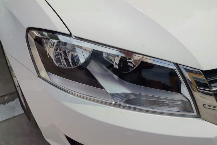 Used Volkswagen Lavida 2013 Revised Classic 1.6L Manual Fashion Edition Right Front Headlight