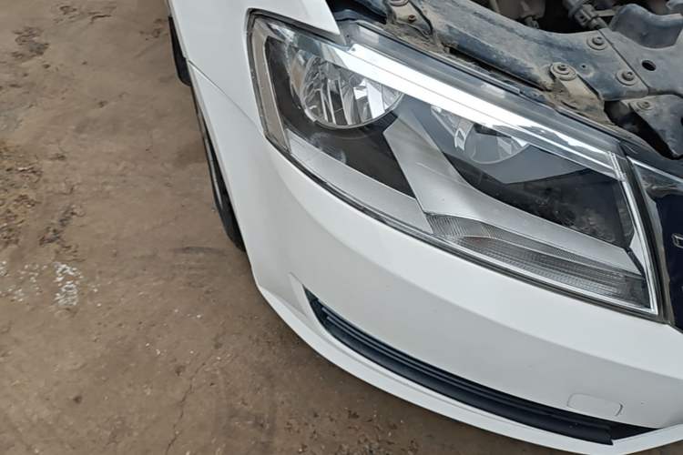 Used Volkswagen Lavida 2013 Revised Classic 1.6L Manual Fashion Edition Right Front Headlight