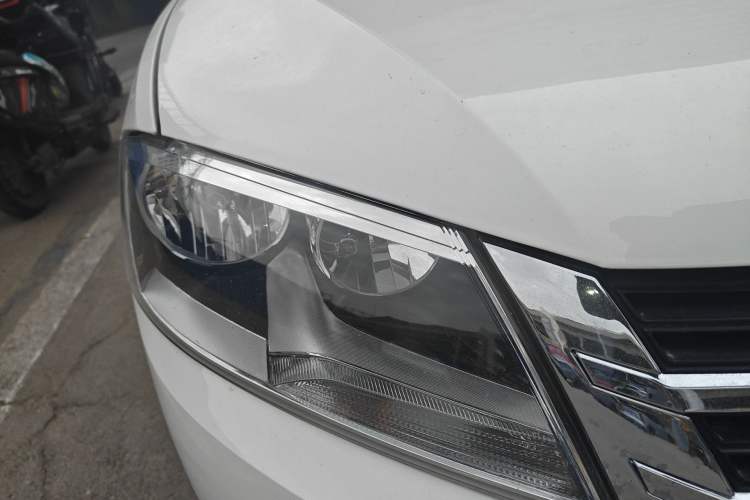 Used Volkswagen Lavida 2013 Revised Version 1.4 TSI DSG Comfort Edition Right Front Headlight