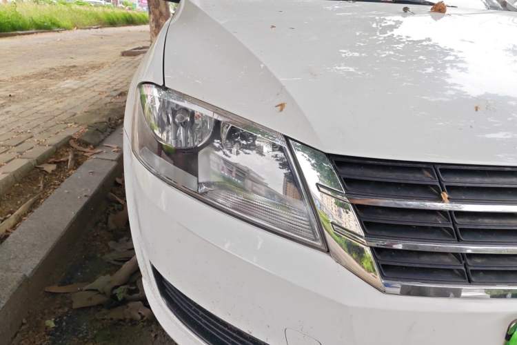 Used Volkswagen Lavida 2013 Revised Classic 1.6L Manual Fashion Edition Right Front Headlight