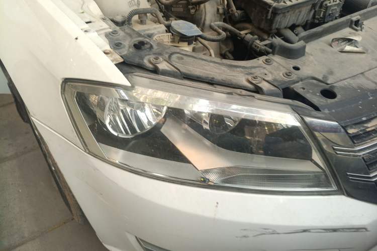 Used Volkswagen Lavida 2013 1.6L Manual Comfort Edition Right Front Headlight