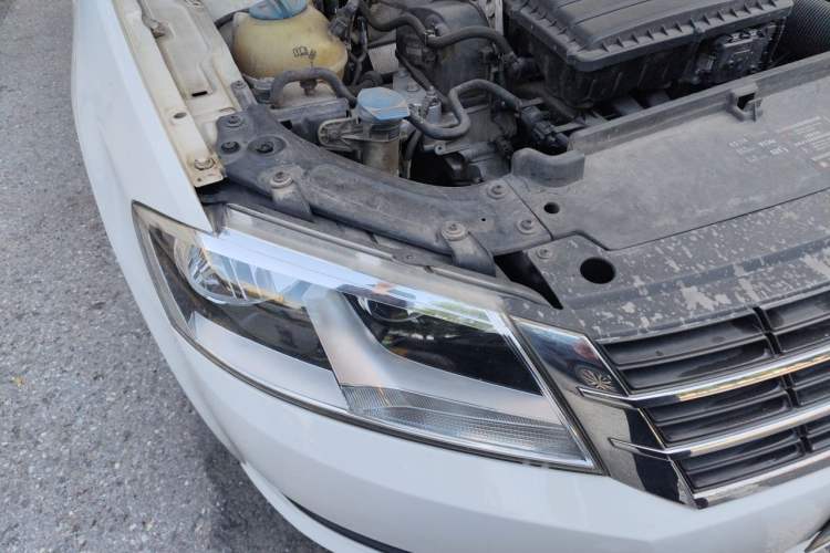 Used Volkswagen Lavida 2013 Revised Classic 1.6L Automatic Fashion Edition Right Front Headlight