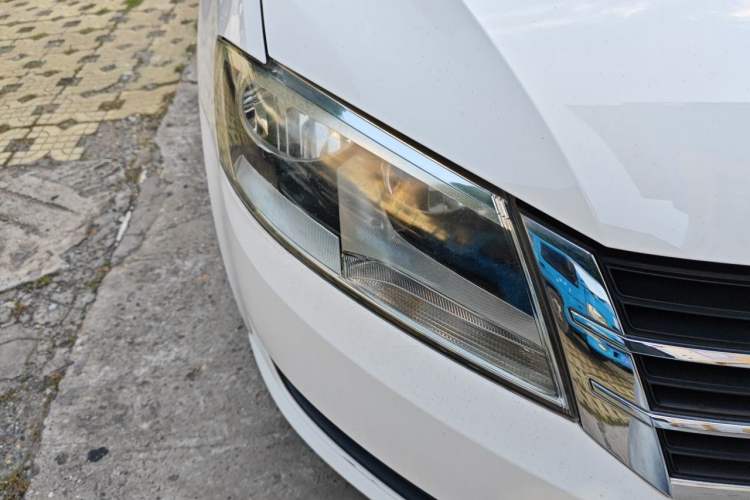 Used Volkswagen Lavida 2013 Revised Classic 1.6L Automatic Fashion Edition Right Front Headlight