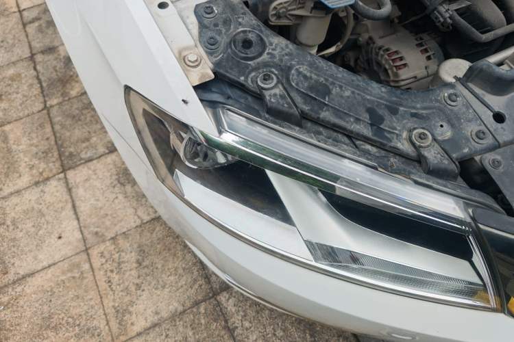 Used Volkswagen Lavida 2013 Revised Classic 1.6L Manual Fashion Edition Right Front Headlight