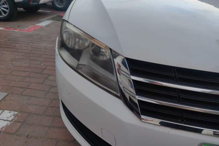 Used Volkswagen Lavida 2013 Revised Classic 1.6L Manual Fashion Edition Right Front Headlight