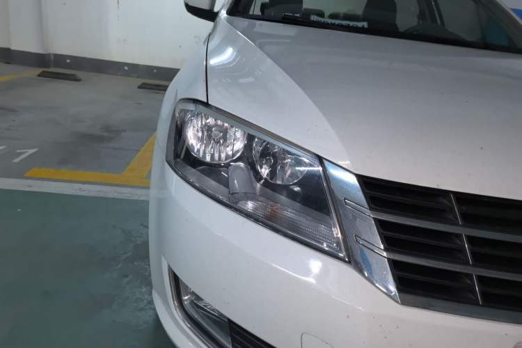 Used Volkswagen Lavida 2013 Restyled Classic 1.6L Manual Comfort Edition Right Front Headlight