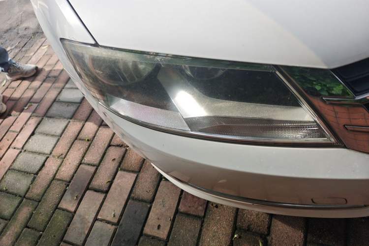 Used Volkswagen Lavida 2013 Revised Version 1.4 TSI Manual Comfort Edition Right Front Headlight