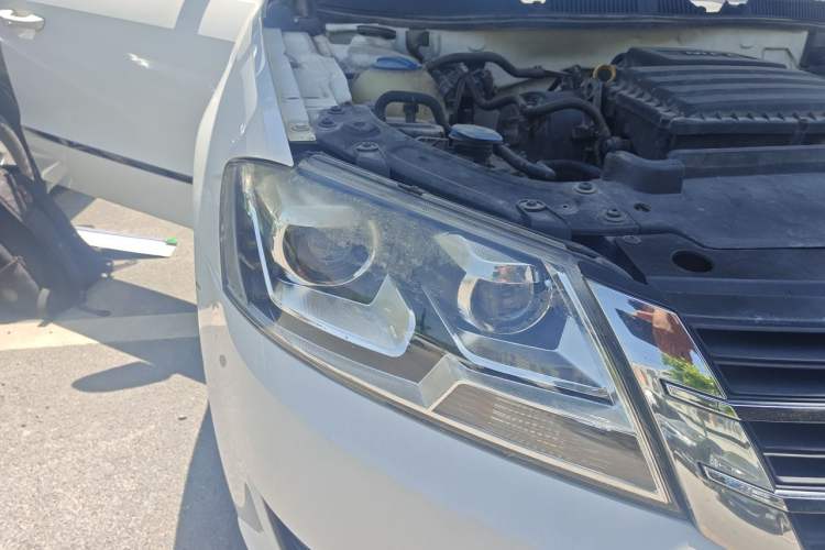 Used Volkswagen Lavida 2013 Revised Classic 1.6L Manual Fashion Edition Right Front Headlight