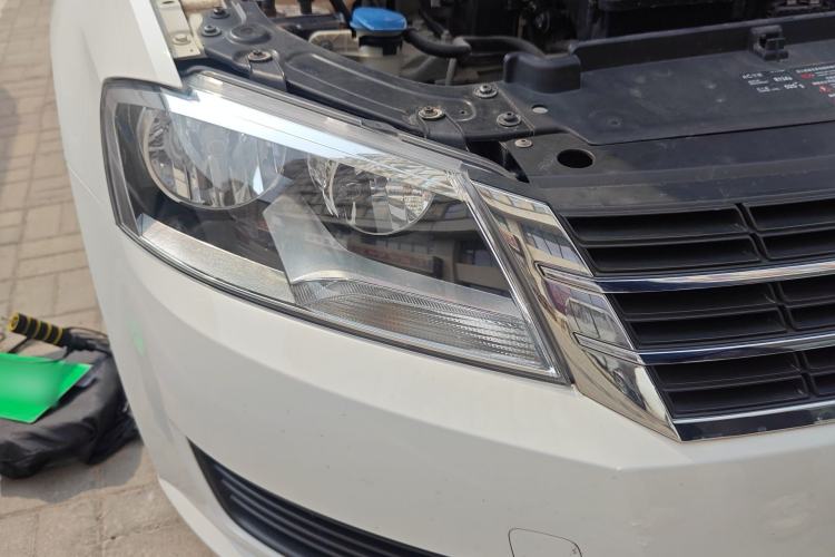 Used Volkswagen Lavida 2013 Revised Classic 1.6L Manual Fashion Edition Right Front Headlight