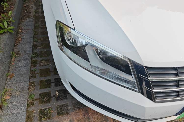 Used Volkswagen Lavida 2013 Revised Classic 1.6L Manual Fashion Edition Right Front Headlight