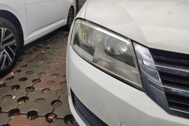 Used Volkswagen Lavida 2013 Revised Classic 1.6L Manual Fashion Edition Right Front Headlight