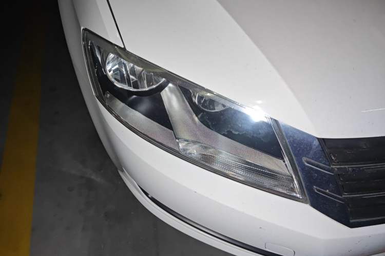 Used Volkswagen Lavida 2013 Revised Classic 1.6L Manual Fashion Edition Right Front Headlight