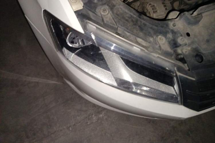 Used Volkswagen Lavida 2013 Revised Classic 1.6L Manual Fashion Edition Right Front Headlight