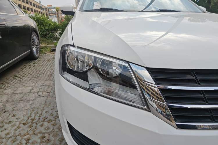 Used Volkswagen Lavida 2013 Revised Classic 1.6L Manual Fashion Edition Right Front Headlight
